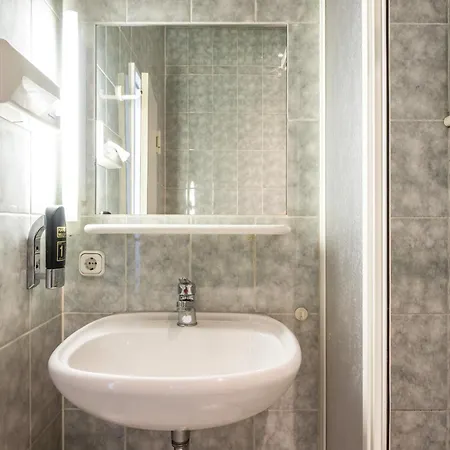 Hotel Und Rasthof Avus Berlin Exterior photo